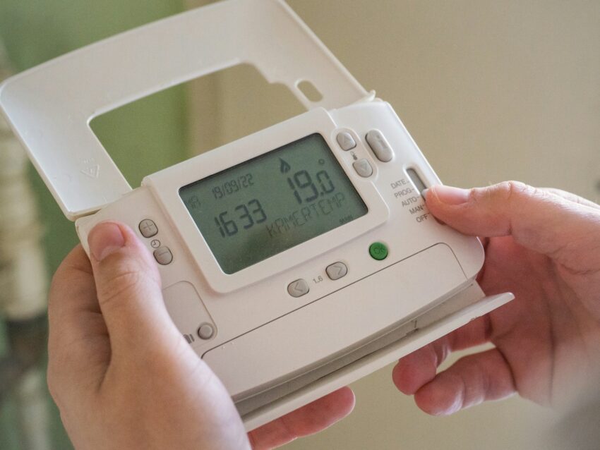 a person holding a Fűtésrendszer átmosás az Eurolikvid Kft. fűtésszerelőtől